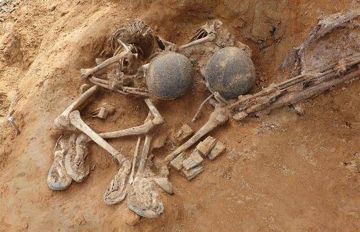 강원 철원군 비무장지대 백마고지 같은 참호에서 70년 만에 발굴된 고(故) 김용일(왼쪽) 이등중사와 고 편귀만(오른쪽) 하사의 유해. 20일 대전현충원에 함께 안장됐다.