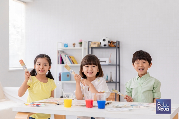 만 5세에 초등학교에 조기 입학한다면 1년 일찍 사회에 진출하여 저출산 고령화 사회의 경제적 효용성을 높인다는 논리는 인간을 사회 발전에 이바지할 미래인적자원으로만 보는 관점에서 기인한다. 이는 교육의 사회적 목적에만 초점을 맞춘 시각이다. ⓒ베이비뉴스