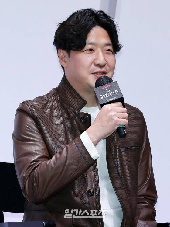 김정현 감독이 21일 오후 서울 강남구 조선 팰리스 서울 강남에서 진행된 넷플릭스 시리즈 '더 패뷸러스' 제작발표회에 참석해 인사말을 하고 있다. '더 패뷸러스'는 패션(fashion)이라 쓰고 열정(passion)이라 읽는 패션계에 인생을 바친 청춘들의 꿈과 사랑, 우정을 그린 하이퍼리얼리즘 로맨스다. 오는 23일 공개된다. 서병수 기자 qudtn@edaily.co.kr /2022.12.21.