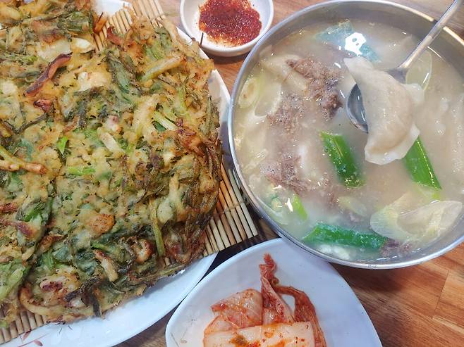 현지인 맛집인 만천만두국은 만둣국과 파전으로 유명하다
