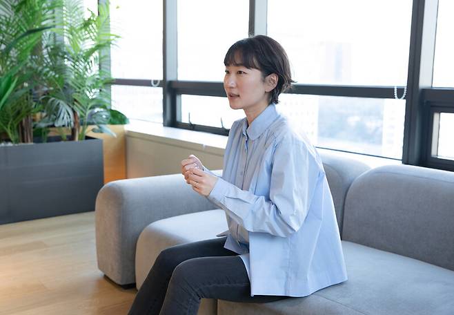 <유난한 도전> 저자 정경화씨가 20일 서울 강남구 토스뱅크 사옥에서 인터뷰하고 있다. 토스 제공
