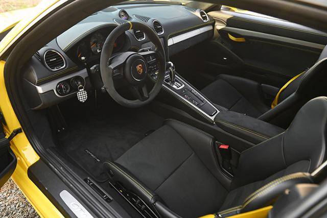 포르쉐 718 카이맨 GT4