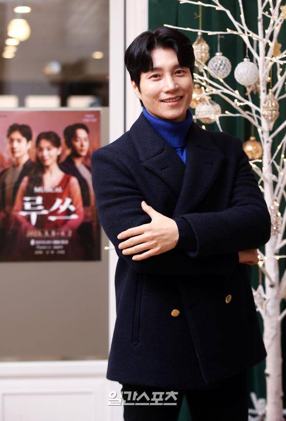창작뮤지컬 '루쓰'에서 '보아스'역을 맡은 배우 김다현이 20일 오후 서울 서초구 힘컨텐츠 사옥에서 진행된 일간스포츠와의 인터뷰에 앞서 포즈를 취하고 있다. '루쓰'는 구약성서 속 '룻기'를 토대로 한 작품으로, 내년 3월 5일부터 4월 2일까지 광림아트센터 BBCH홀에서 공연된다. 김민규 기자 mgkim1@edaily.co.kr /2022.12.20/