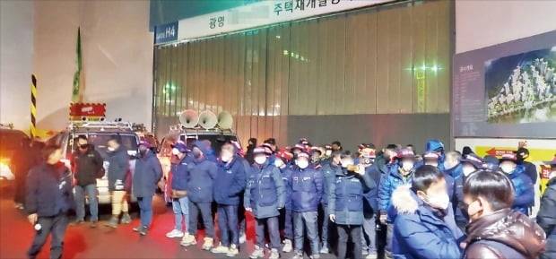 전국 공사 현장은 지역 토착세력화한 ‘조폭형 노조’의 손쉬운 먹잇감이다. 일자리 강요는 물론 불법 집회를 통한 갈취, 업무 방해 등이 빈번하게 벌어진다. 지난 2월 10일 경기 광명시의 한 공사 현장에서 민주노총 조합원들이 “우리 조합원을 채용하라”며 다른 노조 조합원들의 진입을 가로막고 있다. /독자 제공