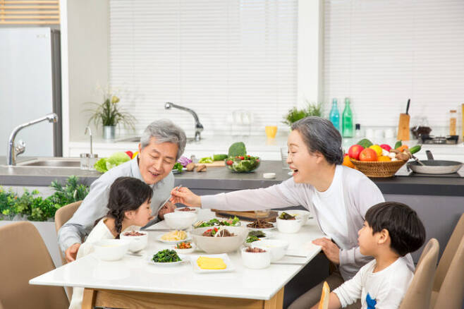 온 가족이 건강해지려면 음식 선택 등 어른들의 역할이 중요하다. [사진=게티이미지]