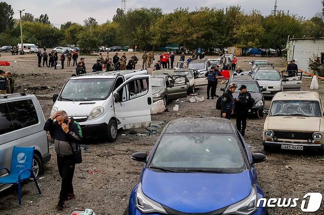 30일(현지시간) 러시아가 자포리자 인근 도로의 민간인 호송차량을 공격해 사망자가 발생했다. 시민들이 러시아군의 공격 이후 손상된 차량 사이를 걷고 있다. 2022.09.30/뉴스1 ⓒ AFP=뉴스1 ⓒ News1 김민수 기자