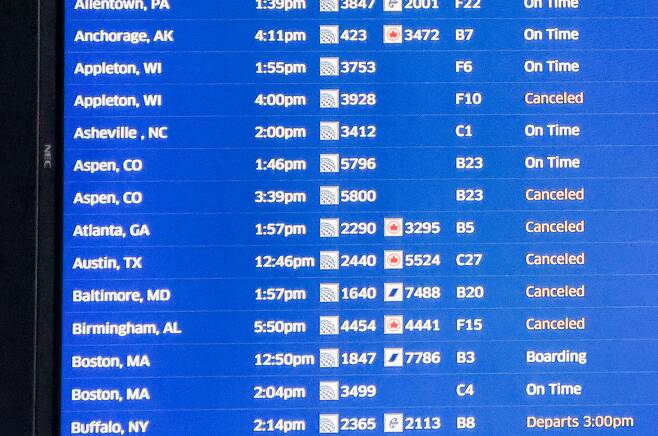 미국 시카고 오헤어 국제공항에서 한파로 결항된 항공편들. /EPA 연합뉴스