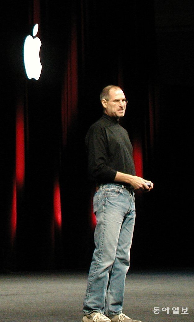 2005년 맥월드에서 애플 창업자 스티브 잡스가 제품에 대해 설명하는 모습. 위키피디아