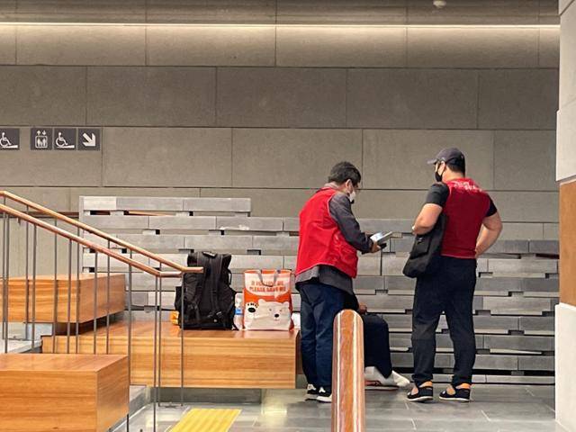 브릿지센터 상담원들이 지난달 8일 오후 10시쯤 서울 광화문역 안에서 초기 노숙인을 상대로 거리상담을 진행하고 있다. 이 노숙인은 이날 상담을 계기로 생활 시설로 연계돼 자활을 준비 중이다. 3개월 이내의 초기 노숙인은 시설 연계 등 가능성이 높아, 상담원들은 이 3개월을 '골든타임'이라고 부른다. 최은서 기자