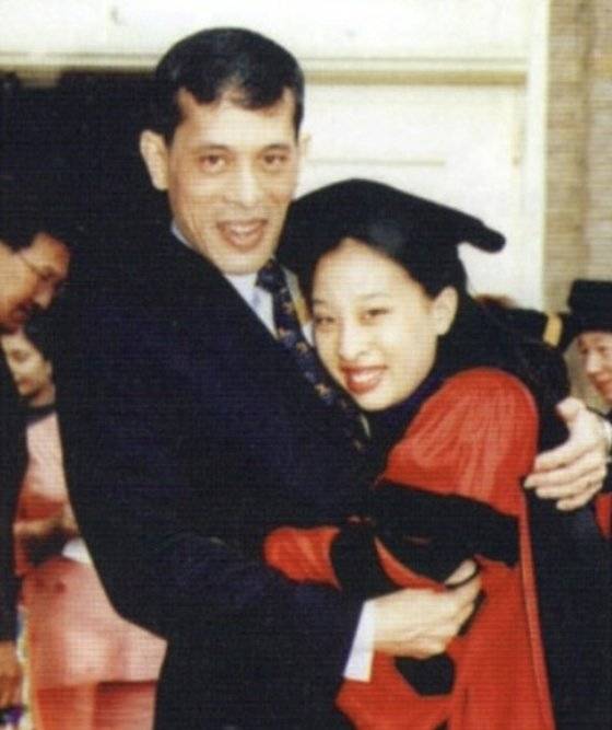 마하 와찌랄롱꼰 태국 국왕(왼쪽)과 유년 시절 팟차라끼띠야파 공주의 모습. 사진 트위터 캡처