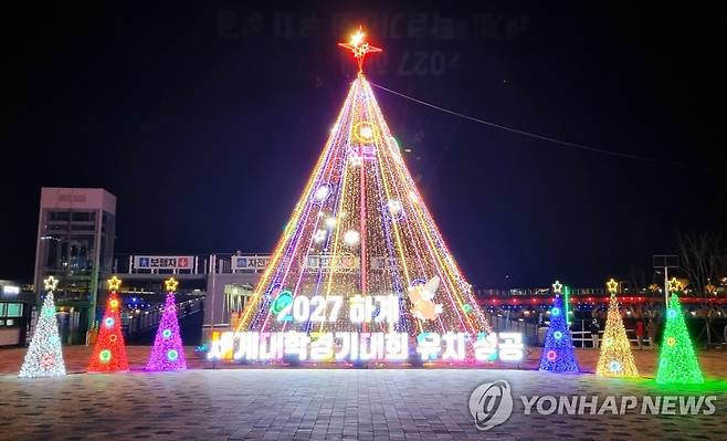 금강수변공원 이응교 앞에 설치된 성탄절 트리 [촬영 이은파 기자]