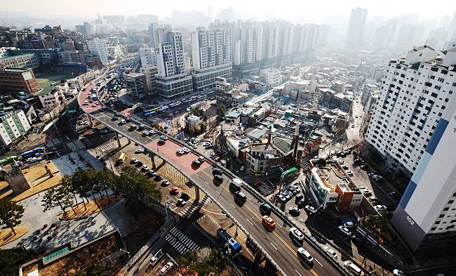 1960년대 후반에 나타나기 시작한 고가도로는 도로 인프라를 입체적으로 확장할 수 있는 최선의 방법으로, 2001년까지 100개 넘게 건설됐다. 그러나 고가 주변 지역에서 나타난 여러 문제와 새로운 인프라와의 충돌로 점점 설 자리를 잃었고 결국 애물단지로 전락했다. 사진은 서울 종로구 사직터널로 향하는 현저고가차도의 모습. 연합뉴스