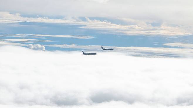B-52 지원에 나선 페가수스 공중급유기가 태평양 상공에서 스트라토탱커 공중급유기로부터 연료를 받고 있다.