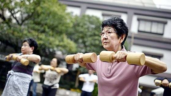 경로의 날에 단체 체조하는 일본 고령자들. EPA=연합뉴스