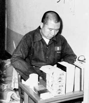 김대중 전 대통령이 1981년 내란음모 사건으로 사형 선고를 받고 청주교도소에서 수감 중에 독서하는 모습. 당시 교정당국 규정에 따라 삭발한 상태다.(사진=민주화운동기념사업회)