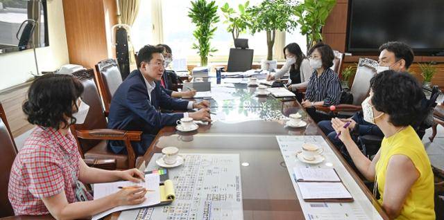 원강수(왼쪽 가운데) 원주시장은 지난 7월 원주 유흥주점에서 발생한 인권 유린 사건과 관련, 여성단체와 간담회를 열고 집결지인 희매촌의 폐쇄를 추진하겠다고 밝혔다. 연합뉴스