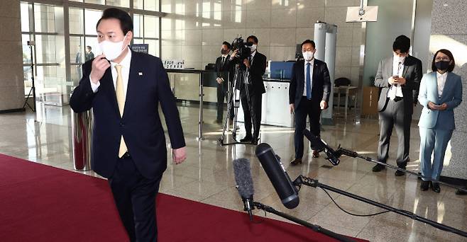 윤석열 대통령이 지난달 18일 용산 대통령실 청사에서 기자들과 출근길 문답을 마친 뒤 집무실로 향하고 있다. 윤 대통령은 이날을 끝으로 출근길 문답을 중단했다. 대통령실사진기자단