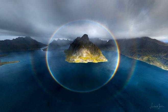 노르웨이의 로포텐 하늘에 뜬 원형 무지개. 사진=Lukas Moesch