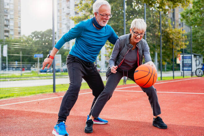 100세 이상 장수하는 사람들은 육체적으로 활동적인 것으로 나타났다. [사진=게티이미지뱅크]