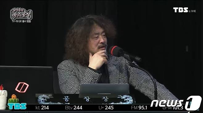 방송인 김어준씨가 30일 에스플렉스센터 스마티움 공개홀에서 열린 TBS '김어준의 뉴스공장' 특집 공개방송을 진행하고 있다. (유튜브 갈무리)
