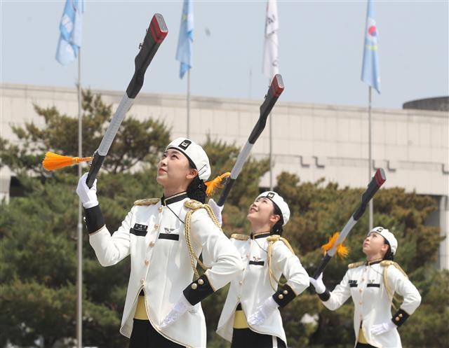전쟁기념관서 의장 시범 선보이는 여군 - 3일 오후 서울 용산구 전쟁기념관 평화광장에서 열린 국군 군악.의장 행사에서 여군이 의장 시범을 시범을 선보이고 있다. 전쟁기념관은 코로나19로 중단했던 의장 행사를 17일까지 매주 금요일 오후 2시에 진행한다고 밝혔다. 2022.6.3 뉴스1