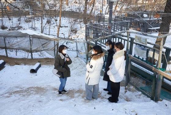 김지수(맨 왼쪽) 활동가가 소중 학생기자단에게 배봉산 유아숲체험장 토끼사육장과 이곳에서 일어난 일들을 설명하고 있다.