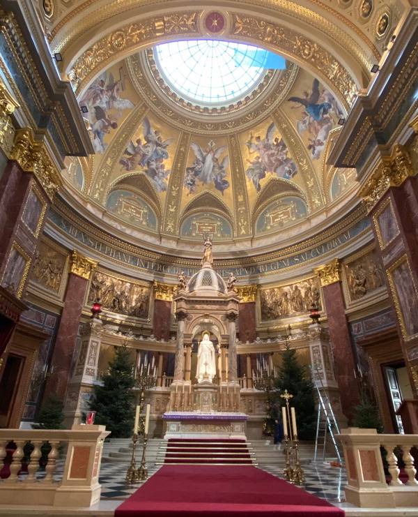 헝가리 부다페스트에서 가장 높은 건물인 이슈트반 성당의 내부 모습. 가운데 보이는 것이 이슈트반 왕의 성상이다.