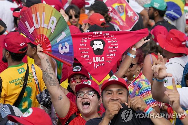 환호하는 룰라 지지자 (브라질리아 AP=연합뉴스) 1일(현지시간) 브라질 수도 브라질리아에서 열린 루이스 이나시우 룰라 다시우바 브라질 대통령 취임식에서 지지자들이 룰라 대통령을 향해 환호하고 있다. 2023.1.2