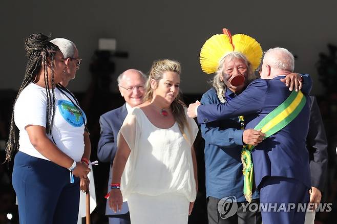 대통령 띠 받는 룰라 대통령 (브라질리아 EPA=연합뉴스) 루이스 이나시우 룰라 다시우바 브라질 대통령이 1일(현지시간) 대통령 취임식에서 국민 대표들로부터 대통령 띠를 전달받고 있다. 2022.1.2