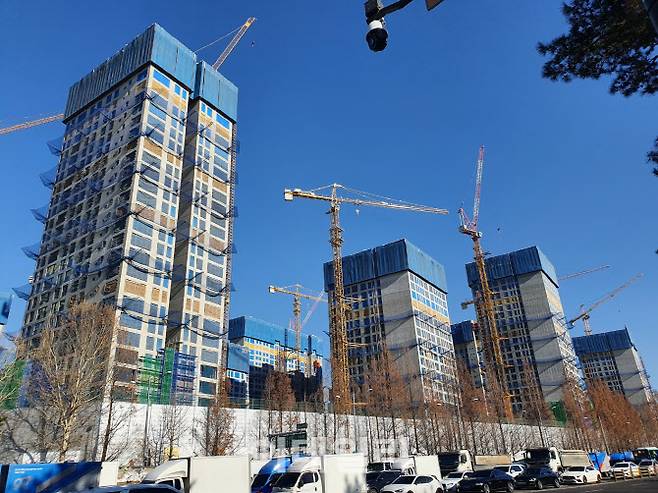 정부가 대대적 부동산 규제 완화를 발표한 3일 방문한 서울 강동구 둔촌주공 재건축(올림픽파크포레온) 단지 일대. (사진=박경훈 기자)