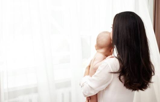출산 후 갑자기 생긴 탈모에 당황하고 스트레스를 받는 여성들이 많다ㅣ출처: 게티 이미지뱅크