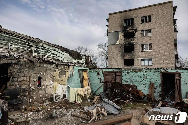 2일(현지시간) 우크라이나 이지움에서 러시아 군의 포격을 받아 불에 타고 파손된 건물이 보인다. ⓒ AFP=뉴스1 ⓒ News1 우동명 기자