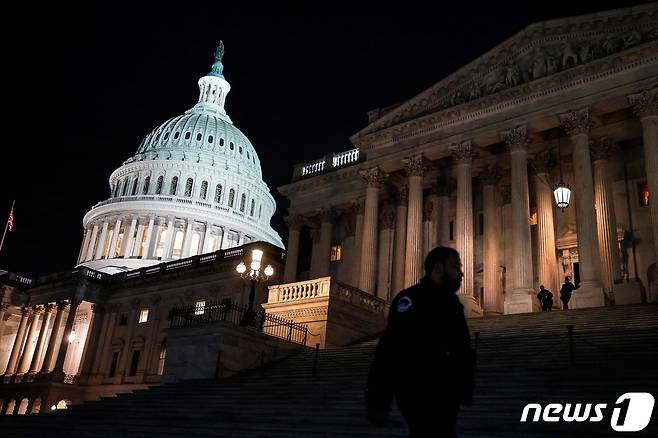 지난달 21일(현지시간) 미국 워싱턴 의사당 상원에서 옴니버스 예산안 심사가 이뤄지고 있다. 옴니버스 예산안은 12개의 세출법안을 단 하나의 '새 회계연도 통합 세출법'안으로 묶는 법안이다. ⓒ AFP=뉴스1 ⓒ News1 권진영 기자