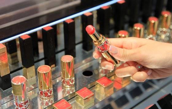 서울의 한 백화점 화장품 매장. 뉴스1