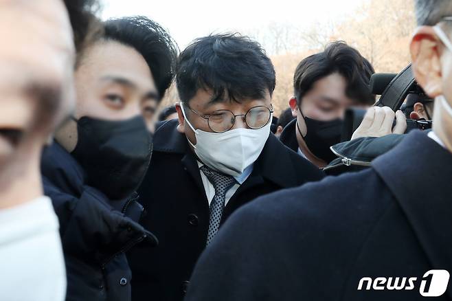 (서울=뉴스1) 민경석 기자 = 1100억 원대 사기 혐의로 재판에 넘겨진 이정훈 전 빗썸홀딩스·빗썸코리아 이사회 의장이 3일 오후 서울 서초구 서울중앙지방법원에서 열린 1심 선고공판에서 무죄를 선고 받은 뒤 법원을 나서고 있다. 재판부는 이날 "검사가 제출한 증거만으로는 이 전 의장이 코인 상장을 확약했다고 인정할 수 없다"고 밝혔다. 이 전 의장은 2018년 10월 김병건 BK메디컬그룹 회장의 약 4000억 원 빗썸 매입 계약 때 'BXA'코인 상장을 명목으로 인수대금 일부를 편취한 혐의를 받았다. 2023.1.3/뉴스1 Copyright (C) 뉴스1. All rights reserved. 무단 전재 및 재배포 금지.