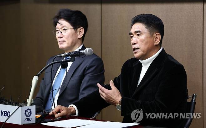 질문에 답하는 조범현 기술위원장 (서울=연합뉴스) 김인철 기자 = 4일 오후 서울 강남구 야구회관에서 조범현 기술위원장(오른쪽)이 2023 월드베이스볼클래식(WBC)에 출전하는 한국 야구대표팀 선수 명단 발표 후 취재진 질문에 답하고 있다. 2023.1.4 yatoya@yna.co.kr
