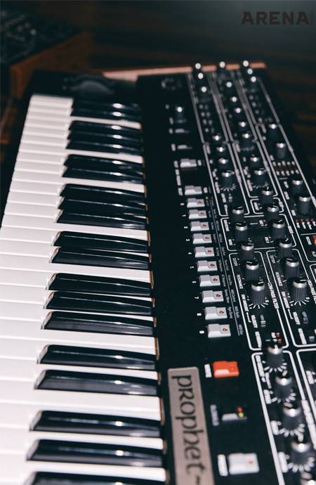 ‘SARANG-EULO’와 ‘nova’ 작업 때 사용한 프로펫 6 신시사이저.