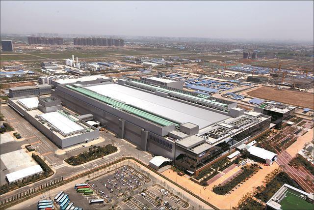2014년 중국 시안에 완공된 삼성전자의 낸드플래시 반도체 공장의 전경. 삼성전자는 중국 시안 공장에서 전체 낸드의 40%를 생산하고 있다. 삼성전자 제공