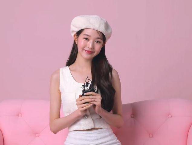 아이브의 장원영은 포근한 느낌이 드는 밝은색 베레모를 화이트룩에 매치시켰다. 앞머리 몇 가닥을 베레모 아래로 내려 사랑스러운 느낌을 낸 것이 포인트. 아이브 장원영 인스타그램