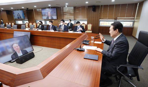 윤석열 대통령이 지난해 11월 23일 서울 용산 대통령실 청사에서 화상으로 테슬라 최고경영자(CEO) 일론 머스크와 화상 면담을 하고 있다. 대통령실 제공
