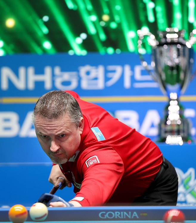 쿠드롱이 5일 경기도 고양시 소노캄고양에서 열린 'NH농협카드 PBA-LPBA 챔피언십' 남자부 결승에서 자국의 절친 에디 레펜스(SK렌터카)를 상대로 매서운 샷을 구사하고 있다. PBA