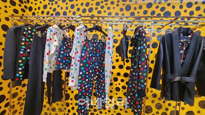 루이비통, 쿠사마 야요이 여성 의류. (사진=백주아 기자)