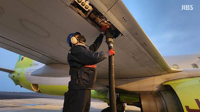 오늘(6일) 아침 지상조업원이 이륙 예정인 항공기에 연료를 주입하는 모습.