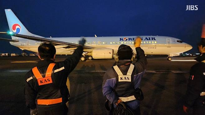 오늘(6일) 새벽 지상조업원들이 제주국제공항에서 이륙하는 항공편에 손을 흔드는 모습.