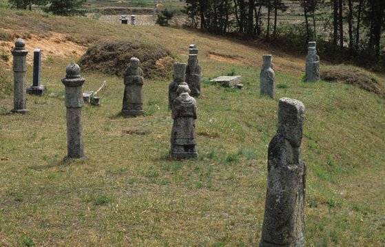 경기도 용인시에 있는 허균 일가의 무덤.