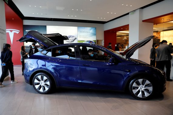 테슬라의 스포츠유틸리티차량(SUV) 모델Y가 지난해 미국에서 여섯 번째로 많이 팔린 차량인 것으로 조사됐다. 2021년 1월 5일 중국 베이징 테슬라 전시장에 전시된 모델Y. 로이터뉴스1