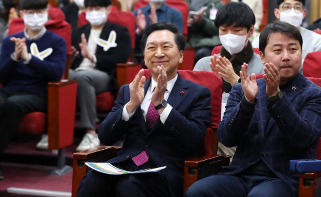 국민의힘 당권주자인 김기현 의원이 8일 오후 서울 여의도 국회에서 열린 청년정치모임 '호밀밭의 사람들 발족식'에 참석해 박수를 치고 있다. 뉴시스