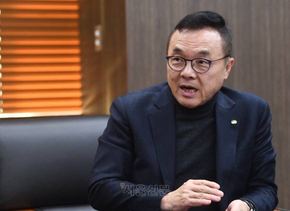 황주호 한국수력원자력 사장이 지난달 26일 서울 한수원 방사선보건원 집무실에서 가진 서울신문과의 인터뷰에서 “청정수소를 대량 생산할 수 있는 저비용, 무탄소 원전은 수소 경제 활성화에 크게 기여할 것”이라고 말하고 있다. 안주영 전문기자 jya@seoul.co.kr