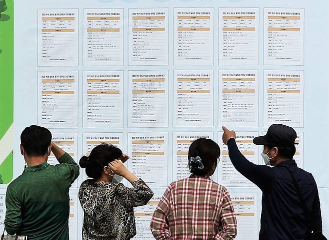 지난해 9월 28일 부산진구 부산시민공원 다솜광장에서 열린 '2022 부산장노년 일자리 한마당'을 찾은 구직자들이 채용정보를 살펴보고 있다./김동환 기자