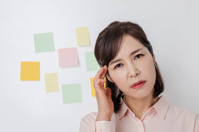 치매와 건망증을 구분하는 가장 쉬운 방법은 과거 기억에 대한 힌트를 줬을 때 바로 기억을 떠올리는지 여부를 확인하는 것이다./사진=클립아트코리아